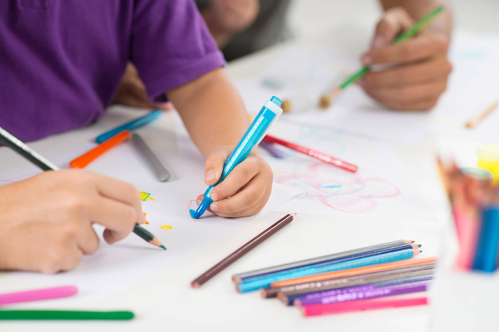 La scolarite - enfant coloriant - École Expérimentale de Bonneuil