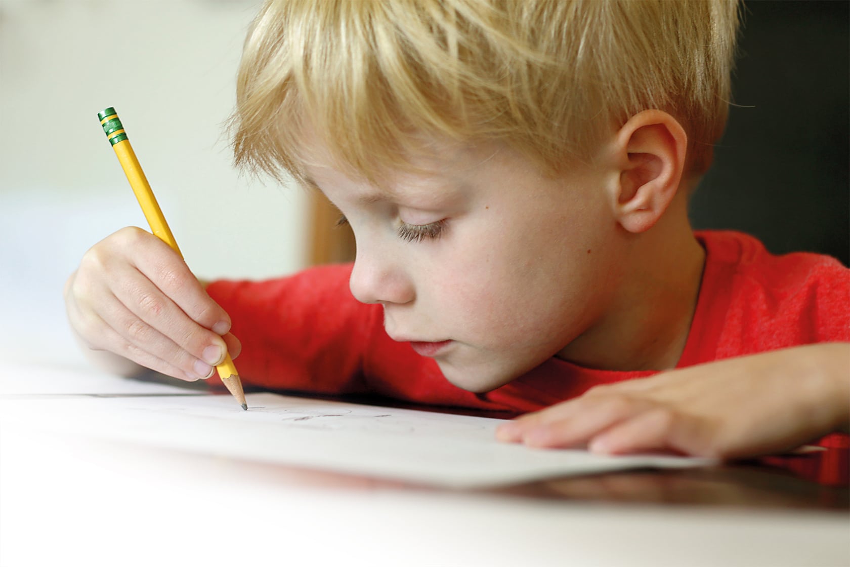 La scolarité - Enfant qui apprend à écrire - École Expérimentale de Bonneuil