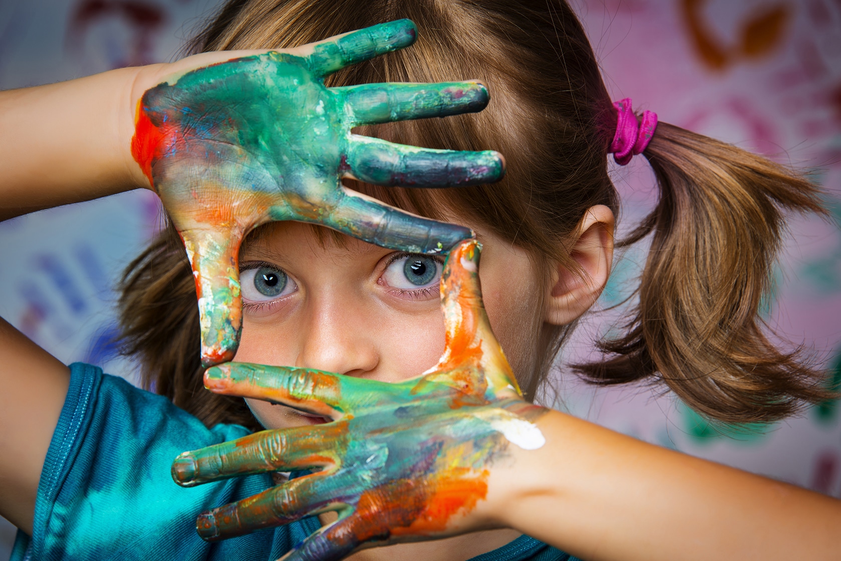 Les ateliers et les activités - Enfant peint avec les mains - École Expérimentale de Bonneuil